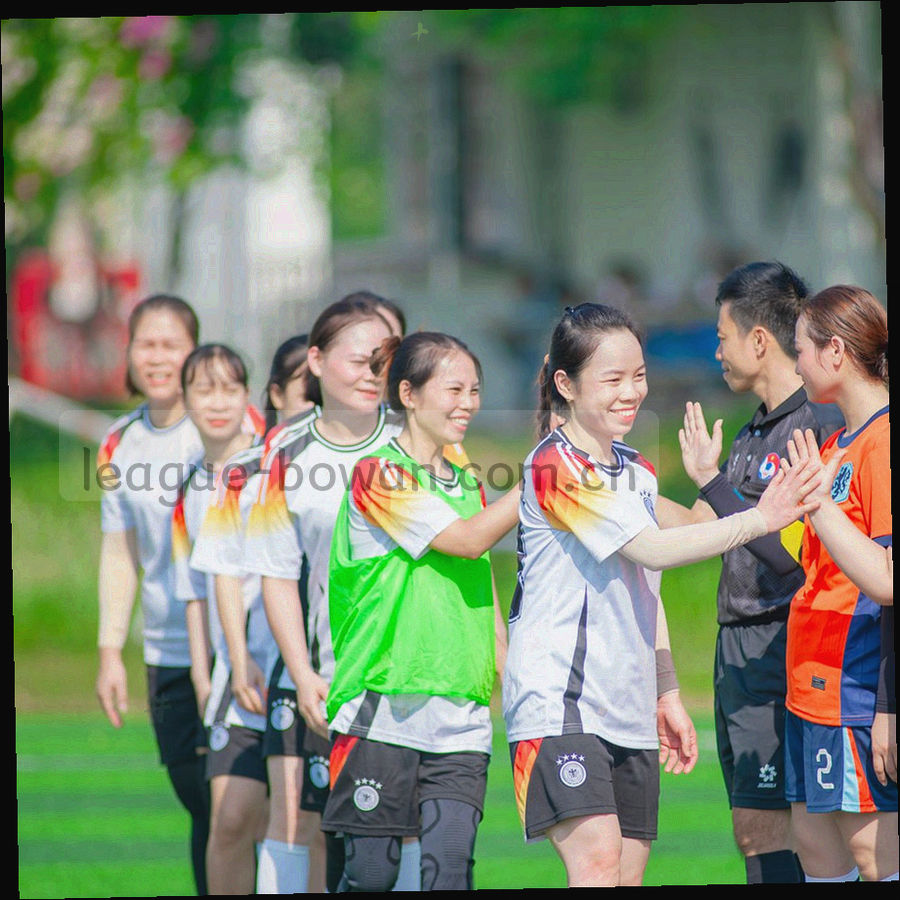 竖向排列的路径示意，从左上角抽屉按钮依次指向帮助中心、主题索引与目标内容栏目